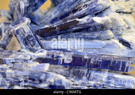 Cianite cristalli, silicato di alluminio Al2SiO5. Foto Stock