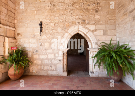 Loggia del gotico sontuosa residenza (Paços Novos) di Leiria casta. Leiria, Portogallo. Foto Stock