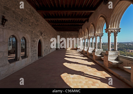 Loggia del gotico sontuosa residenza (Paços Novos) di Leiria casta. Leiria, Portogallo. Foto Stock