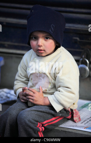 Il nepalese boy bere latte tè Nepal Foto Stock