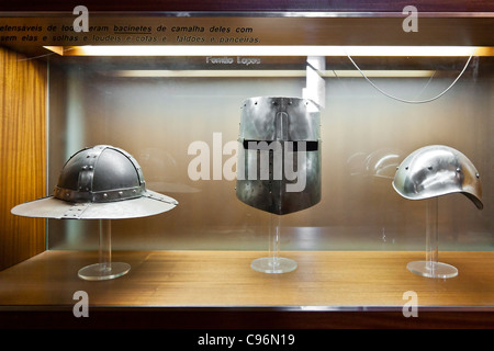 Medieval Helms repliche nel castello di Leiria. Leiria, Portogallo Foto Stock