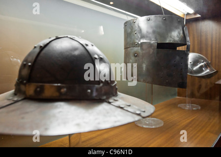 Medieval Helms repliche nel castello di Leiria. Leiria, Portogallo Foto Stock