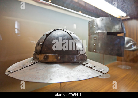 Medieval Helms repliche nel castello di Leiria. Leiria, Portogallo Foto Stock