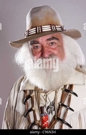 Un vecchio colono indossando dei Nativi Americani gioielli indiani Foto Stock