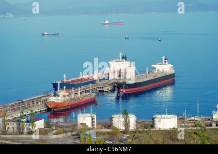 Le petroliere in piedi sotto carico nel porto dell'olio Foto Stock