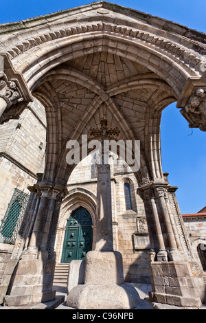 Salado monumento Padrão (fare Salado) in Oliveira Square. Patrimonio mondiale. Guimaraes, Portogallo. Foto Stock