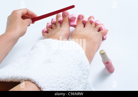 Piedi pedicure applicazione Foto Stock