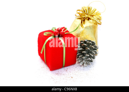 Regalo di natale scatole e cono di pino su sfondo bianco. Foto Stock