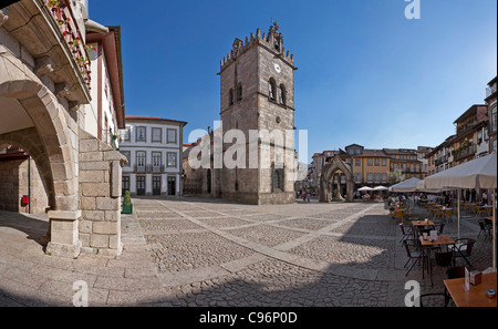Oliveira Piazza Nossa Senhora da Oliveira Chiesa, Salado monumento e il municipio della città vecchia arcade. Guimaraes, Portogallo Foto Stock