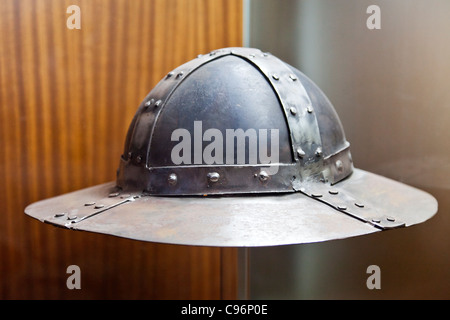 Medieval Helms repliche nel castello di Leiria. Leiria, Portogallo Foto Stock