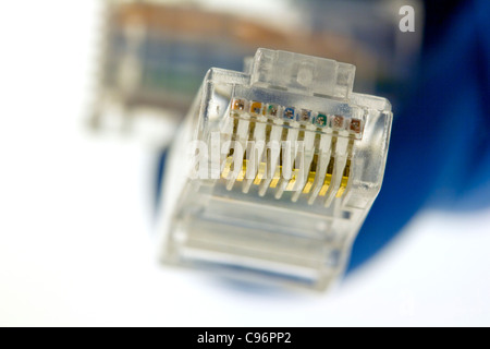Extreme closeup di una presa Ethernet e cavo Foto Stock