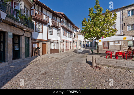 Santiago piazza medievale (noto anche come Sao Tiago o Sao Thiago) nel centro storico di Guimaraes, Portogallo. Patrimonio mondiale Foto Stock