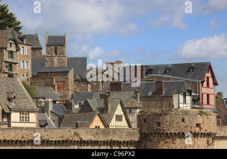 I dettagli dei tetti e case dal borgo sotto il monastero sul Monte Saint Michel. Foto Stock