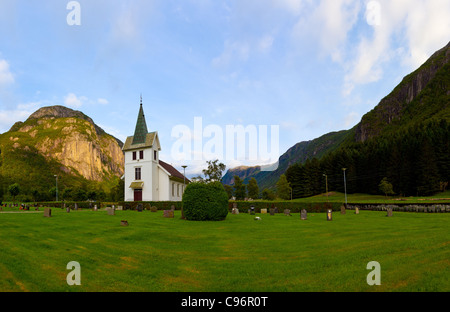 Solitaria Chiesa a uno scenario di montagna in Norvegia. Foto Stock