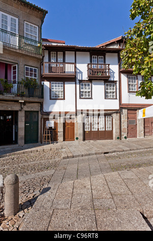 Santiago piazza medievale (noto anche come Sao Tiago o Sao Thiago) nel centro storico di Guimaraes, Portogallo. Patrimonio mondiale Foto Stock