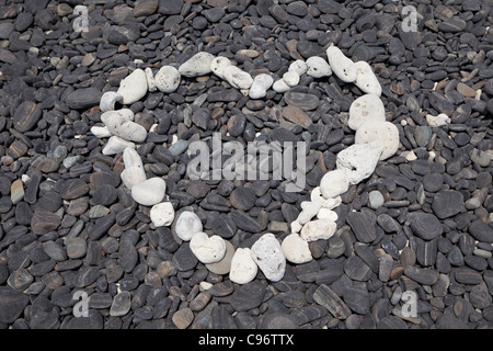 A forma di cuore realizzato con pochi ciottoli bianchi disponibili su Ko Hin Ngam isola, Thailandia Foto Stock