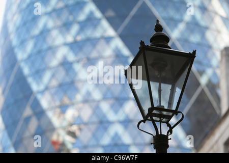 La peste St Helen's Place ferro lampione con il Gherkin dietro, Londra Inghilterra REGNO UNITO Foto Stock