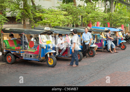 Una linea di tuktuk a Soi Rambutri a Bangkok, in Thailandia Foto Stock