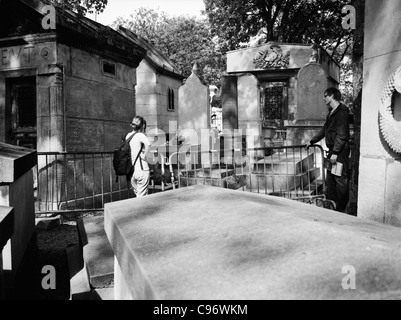 Alla tomba di Jim Morrison al cimitero di Pere Lachaise di Parigi Foto Stock