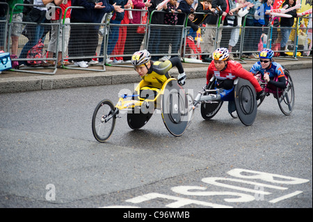 Femmina sedia ruota concorrenti alla maratona di Londra Foto Stock