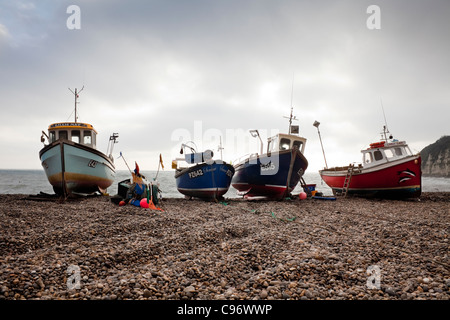 Barche di pescatori sulla spiaggia di birra nel Devon, Regno Unito Foto Stock