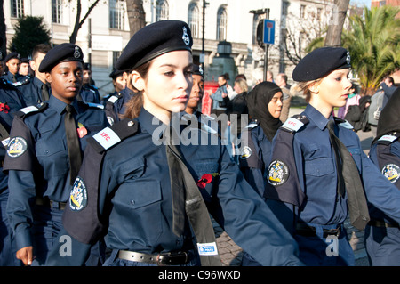 Ricordo Domenica, Giovane Femmina la Metropolitan Police cadetti marzo al memoriale di guerra Foto Stock