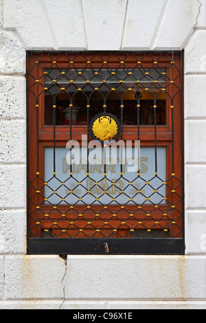 La parte esterna del famoso Harry's Bar di Venezia, Italia, Europa. Foto Stock