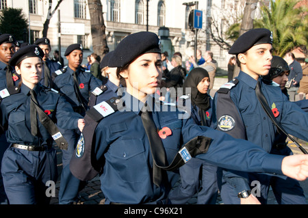 Ricordo Domenica, Giovane Femmina la Metropolitan Police cadetti marzo al memoriale di guerra Foto Stock