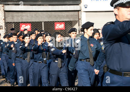 Ricordo Domenica, Giovane Femmina la Metropolitan Police cadetti marzo al memoriale di guerra Foto Stock