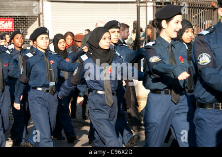 Ricordo Domenica, Giovane Femmina la Metropolitan Police cadetti marzo al memoriale di guerra Foto Stock