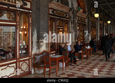 Bevitori di caffè presso lo storico Caffè Florian in Procuratie Nuove, Piazza San Marco, Venezia, Italia, Europa. Foto Stock
