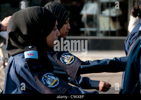 Ricordo la Domenica, 13 novembre 2011, Hackney, Londra.GIOVANE FEMMINA la Metropolitan Police cadetti Foto Stock