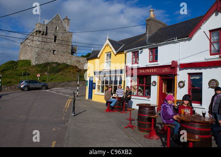 Le persone al di fuori Bushe's Bar nel villaggio di pescatori di Baltimora, West Cork, Irlanda Foto Stock