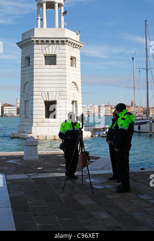 Velocità di polizia verificare sul natante dal faro all'ingresso del San Giorgio basin, Venezia, Italia, Europa. Foto Stock