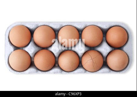 Scatola di dieci uova con un uovo rotto su sfondo bianco. Intaglio Foto Stock