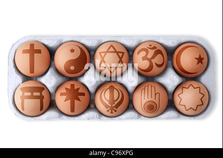 Confezione di uova con diversi simboli di global dottrine religiose stampato su ognuno di essi. Sfondo bianco, ritaglio Foto Stock