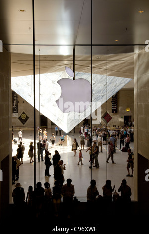 Al di sotto del Louvre I.M Pei piramide in vetro shoppers godersi lo shopping mall Foto Stock