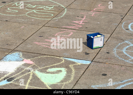 Una piccola scatola di disegno chalk bastoni su Alexanderplatz di Berlino, Germania. Foto Stock