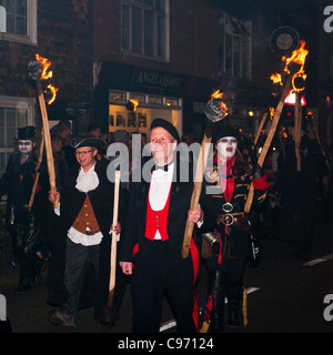 Torchbearers al falò di segale società Street Parade East Sussex England Regno Unito Foto Stock