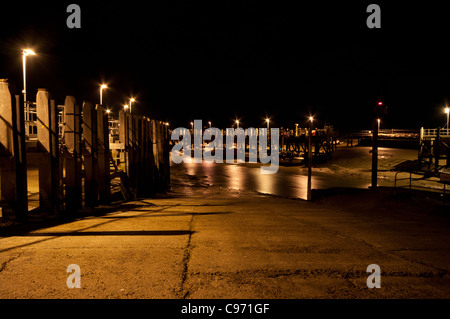 Barche da pesca Ormeggiato sul fiume Rother di notte tempo notturno di segala Harbor East Sussex England Foto Stock