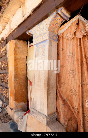 Il decimo secolo Abuna Aregawi chiesa alla cima della montagna monastero Debre Damo sul confine eritreo nel Tigray, Etiopia. Foto Stock