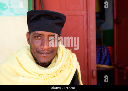 Ritratto di un cristiano ortodosso sacerdote alla cliff-top monastero Debre Damo sul confine eritreo in Etiopia, Africa. Foto Stock