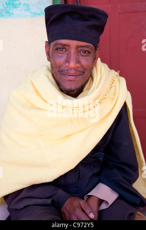 Ritratto di un cristiano ortodosso sacerdote alla cliff-top monastero Debre Damo sul confine eritreo in Etiopia, Africa. Foto Stock