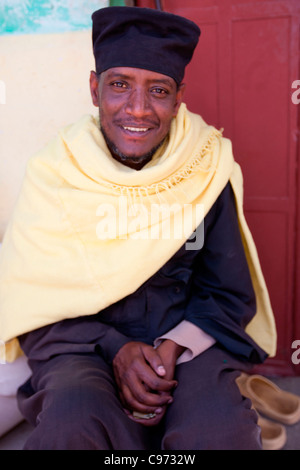 Ritratto di un cristiano ortodosso sacerdote alla cliff-top monastero Debre Damo sul confine eritreo in Etiopia, Africa. Foto Stock