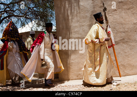 Cristiano ortodosso di sacerdoti entrando Abuna Aregawi chiesa per eseguire la messa a Debre Damo nel Tigray, l'Etiopia settentrionale, Africa. Foto Stock