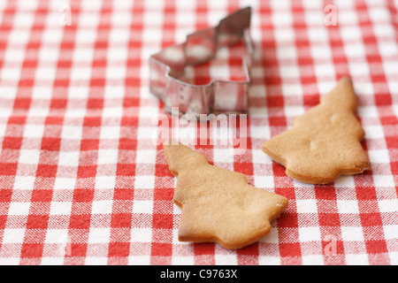 Gingerbread cookie su un tavolo Foto Stock