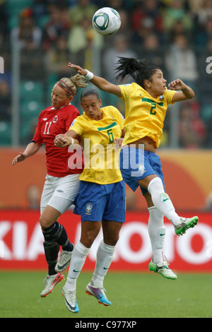 Leni Larsen Kaurin di Norvegia (L) e Brasile le giocatrici Rosana (C) e Maurine (R) saltano per il pallone durante una partita del gruppo D della Coppa del mondo femminile all'Arena Im Allerpark il 3 luglio 2011 a Wolfsburg, Germania. Solo per uso editoriale. Uso commerciale vietato. (Fotografia di Jonathan Paul Larsen / Diadem Images) Foto Stock