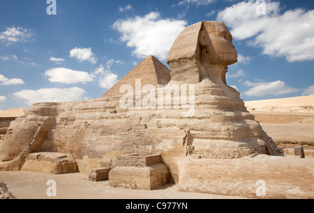 Vista la Sfinge contro lo sfondo delle piramidi di Giza Foto Stock