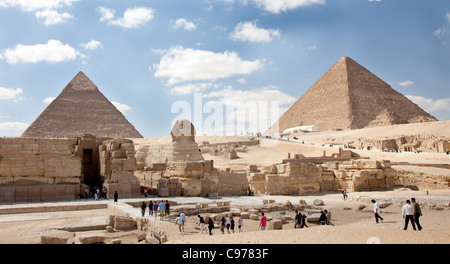 Vista la Sfinge contro lo sfondo delle piramidi di Giza Foto Stock