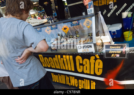 Il Roadkill Cafe - uno dei tanti banchi di cibo al Mindil Beach Sunset mercati. Darwin, Territorio del Nord, l'Australia Foto Stock